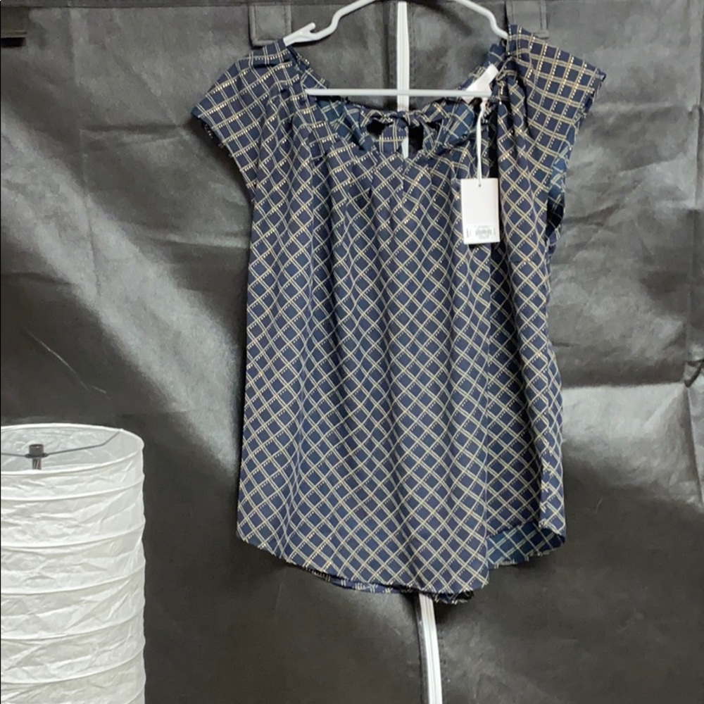 🌸NWT Navy blouse with gold pattern